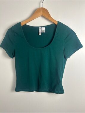 Divided Deep green Scoop Neck Crop Top Womens size medium cool summer comfort